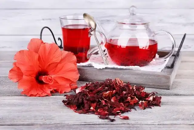 07 Benefícios do Chá de Hibiscos para Saúde